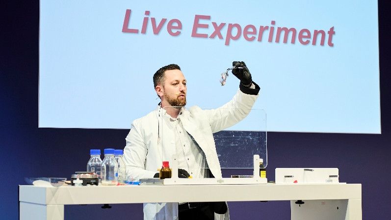Mit Experimentalvorträgen schärft Asecos das Gefahrenbewusstsein der Teilnehmer.(Bild:  Asecos)