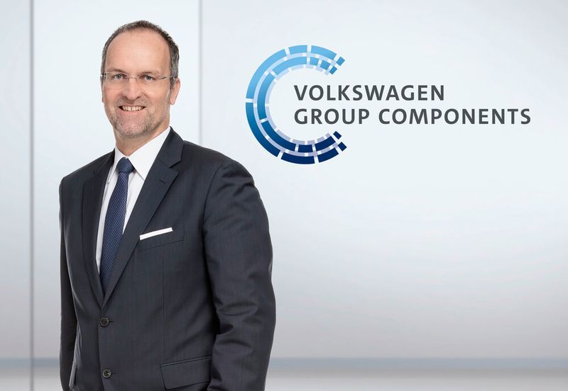 Herbert Steiner wird mit Wirkung vom 1. November neuer Vorstand für Produktion und Logistik bei Seat. Steiner tritt die Nachfolge von Christian Vollmer an, der als neues Mitglied des Produktionsvorstands zur Marke Volkswagen wechselt. 
Herbert Steiner studierte Maschinenbauingenieurwesen und Energietechnik und kam 1998 als Produktionscontroller zu Audi. Im Jahr 2006 wurde Steiner Generalsekretär von Seat, eine Position, die er bis 2010 innehatte, als er zum Leiter von Seat Componentes ernannt wurde. Nach seiner Zeit bei der spanischen Volkswagentochter übernahm er den Posten des Vorstands für Motorenproduktion bei Audi in Ungarn. Seit 2018 ist er Leiter des Geschäftsbereichs Motor und Gießerei bei der Volkswagen Group Components. (Volkswagen)