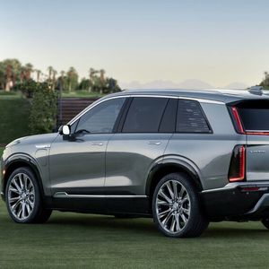 Der Cadillac Vistiq ist gut 5,20 Meter lang und liegt damit zwischen dem in Deutschland erhältlichen Lyriq und dem in den USA angebotenen 5,70 Meter langen Escalade IQ.(Bild:  Cadillac)