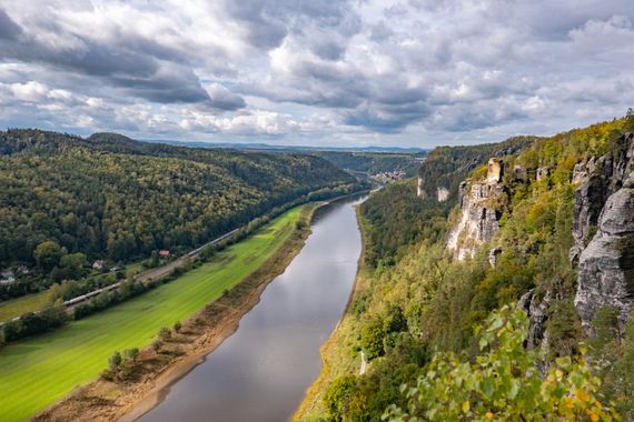 Plastikmüll gelangt zum Großteil über die Flüsse ins Meer, etwa über die Elbe (s. Bild). Welche Kunststoffabfälle einen besonders großen Anteil am Eintrag über Flüsse haben, hat ein Team des Earth Watch Institutes untersucht. Dazu werteten sie Studien für Flüsse und Seen aus Großbritannien, Frankreich, der Schweiz, Polen und ganz Europa aus.  Die zehn wichtigsten Plastikmüllarten in Europas Flüssen zeigt diese Bildergalerie (bezogen auf die Anzahl aller ausgewerteten Plastikmüll-Teile). Zudem ist das „Sparpotenzial“ genannt: Es gibt an, welche Plastikmüll-Menge weniger in die Umwelt gelangen würde, wenn eine bestimmte Maßnahme flächendeckend erfolgte – jeweils für das Vereinigte Königreich Großbritannien und Nordirland (UK) (Sangga Rima Roman Selia/Unsplash)