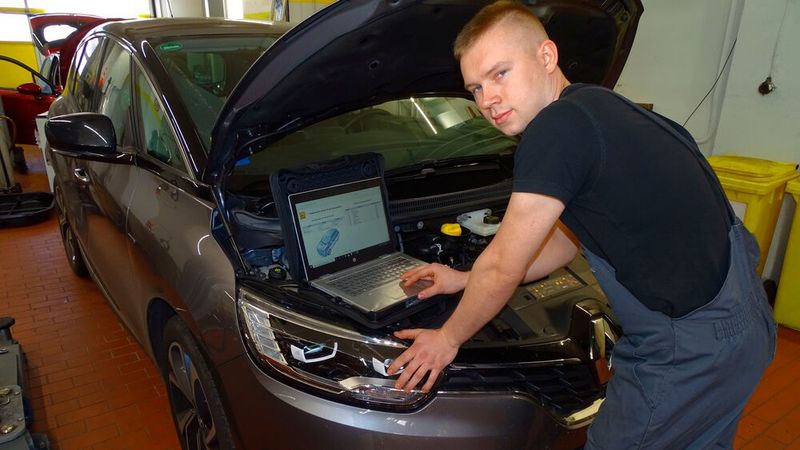 Dominik Tabatt vom Autohaus Wernicke vom Landesverband Berlin-Brandenburg gilt als drittbester Kfz-Mechatroniker im Land. (Bild: Autohaus Wernicke )