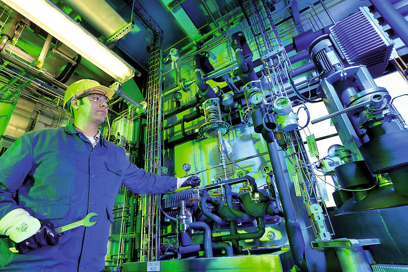 Leverkusen: In a new pilot plant CO2 is being incorporated in a chemical raw material by means of a catalyst. (Picture: Bayer Material Science)