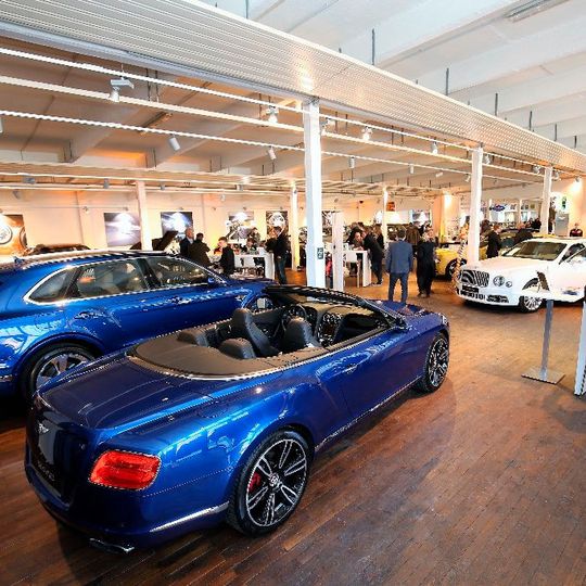 In Hamburg hat ein spezieller Gebrauchtwagen-Showroom für Bentley eröffnet.(Bild:  Bentley Hamburg)