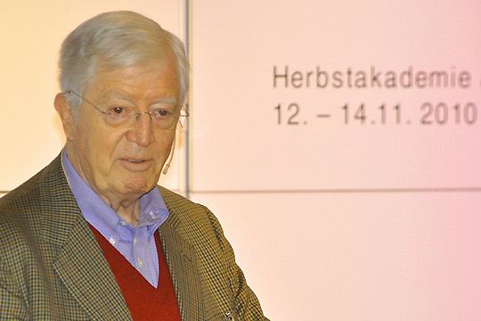 In seinem Grußwort forderte ZDK-Präsident Robert Rademacher die Nachwuchsführungskräfte auf, sich auch in den Ehrenämtern des Kfz-Gewerbes zu engagieren. (Archiv: Vogel Business Media)