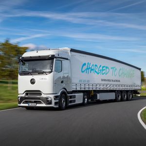Glatte Front, elektrisch unterwegs: Der E-Actros 600 ist der erste Fernverkehrs-Lkw des Unternehmens mit E-Antrieb.(Bild:  © Daimler Truck AG)