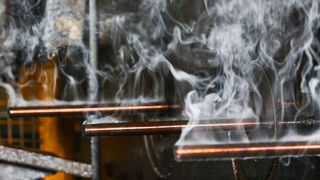 Über die planvolle Steuerung der Temperatur und des Abzugs beim Ziehen stellt Steeltec die gewünschten mechanisch-technischen Eigenschaften des Blankstahls ein. (Bild: Steeltec)