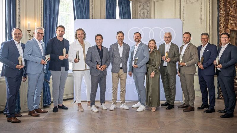 Audi zeichnete zehn Handelsbetriebe mit dem Business Cup 2025 aus. Im Bild: Sascha Manske (Ing. W. Riemer GmbH & Co. KG), Dierk Rudolf Harneid (Autohaus Adelbert Moll), Ben Jasper (Audi Leipzig), Gunnar Severin (Audi Stuttgart), Christian Rittershaus (Gottfried Schultz Automobilhandels SE), Yves Becker-Fahr (Audi), David Liebsch (Avemo/Autohaus Best), Christina Hagmann (Audi), Jan Weber (Auto Weber), Marcell Eiselein (Audi-Zentrum Aachen/Jacobs Automobile), Jürgen Rinner (Autohaus Rinner), Thomas Fischer (Fischer Automobile).(Bild:  Stefan Bösl)