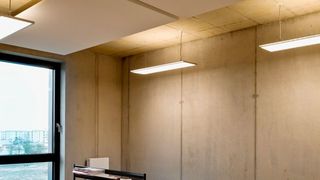 Die LED-Pendelleuchte „alvia“ von Regiolux bietet direkte und indirekte Lichtanteile, welche sich unabhängig voneinander steuern lassen. (Bild: Regiolux)