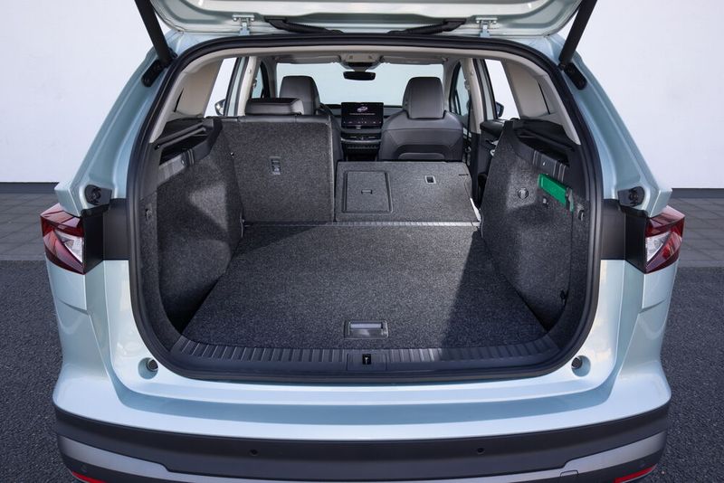 Der Kofferraum fasst 585 Liter, ist leicht zu beladen, hat unter dem Boden diverse Staufächer und lässt sich durch Umklappen der Rücksitzlehnen auf 1.710 Liter erweitern. (Bild: Skoda)