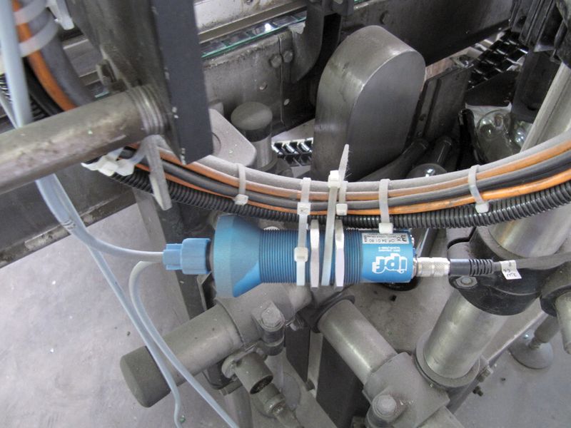 Der Einsatz der Lichtleiterversion des Sensors erlaubt ein Arbeiten im Ex-Bereich. Die kompakte Bauform erleichtert die Installation der Geräte. (IPF Electronic)