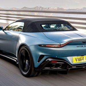 Nicht zuletzt überzeugt der Vantage auch in der Roadster-Version offen wie geschlossen durch sein betörendes Design.(Bild:  Aston Martin)