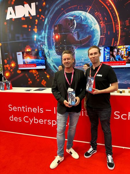 Der ADN Stand war mega futuristisch und von Stefan Sutor (ADN) gab es für Frank Hilmerich (Abakus IT) gab es eine kleine Überraschung. (Bild: Vogel IT-Medien)