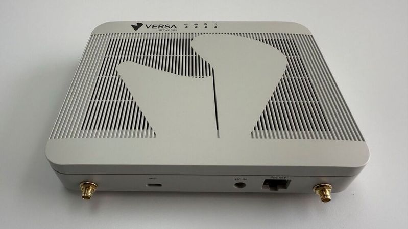 Versa CSM64: Der neue 5G-Extender soll Zweigstellen auch dort zuverlässige WAN-Konnektivität bieten, wo die Verkabelung aufwändig oder der Funkempfang im Technikraum schlecht ist.(Bild:  Versa Networks)