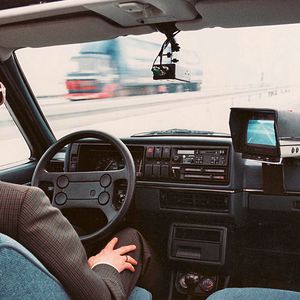 Hände weg vom Steuer: Dr. Walter Zimdahl testet die automatische Lenkung in einem Golf II. Den Job des menschlichen Auges übernimmt eine Kamera.