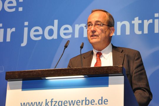 Bei den einführenden Worten von Ministerialdirektor Dr. Manfred Schubert, Ministerialdirigent aus dem Bundeswirtschaftsministerium, wurde es unruhig im Saal. Der Beamte kündigte an, Bundeswirtschaftsminister Rösler werde sich dem Kfz-Gewerbe gerne auch einmal persönlich vorstellen, sofern es sein voller Terminplan zulasse. (Rehberg)