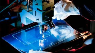 Die Anforderungen in Sachen Wasserdampfdichtheit wurden für Barrierefolien extrem hochgeschraubt. Dennoch kann man diese Eigenschaft jetzt in Rekordzeit beurteilen, sagen Forscher am IWS. (Fraunhofer-IWS / R. Bonss)