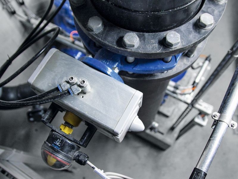 Leise Pneumatik statt lauter Elektroantriebe: Schwenkantriebe öffnen und schließen die PE-Rohre nahezu geräuschlos. (Festo)