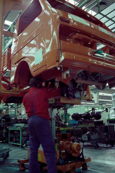 In Hannover Stöcken produziert Volkswagen seit 1956 überwiegend Kleinbusse und Transporter. Von 1975 bis 2006 wurde auch der VW LT hergestellt, vVon 2012 bis 2020 der VW Amarok. Von besonderer Bedeutung sind die Gießerei, in der vorwiegend Zylinderköpfe und Saugrohre hergestellt werden, sowie die Wärmetauscherfertigung. Seit 2022 wird im Werk u. a. der elektrische VW ID. Buzz gefertigt – sowohl als Kleinbus als auch als Transporter. Neben der Produktion des Transporter wurden in Hannover auch VW Käfer, VW 181, VW-MAN-Lkw sowie wassergekühlte Motoren für andere Werke hergestellt. Von 1989 bis 1995 wurde in Kooperation mit Toyota in Hannover auch der VW Taro montiert. (Bild: VWN)