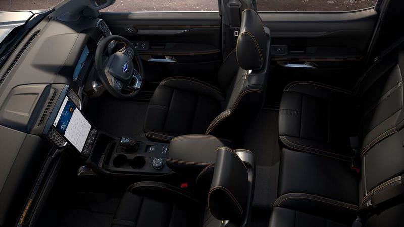 Deutlich aufgewertet präsentiert sich der Innenraum: Unterschäumte Kunststoffe sollen für angenehme Haptik, zahlreiche Ablagen und Staufächer für Alltagstauglichkeit sorgen.  (Bild: Ford)