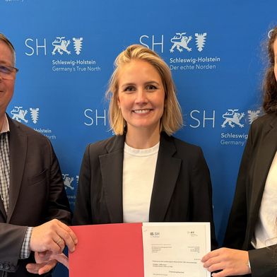 Staatssekretärin Julia Carstens (Mitte), LSN-Geschäftsführer Oliver Schacht und Annika Wallbott aus dem
LABconnect-Projektteam bei der Förderbescheidübergabe am 4. September 2026. (Bild: Wirtschaftsministerium SH)