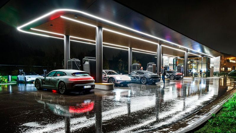 Der Fahrspaß mit dem Porsche Taycan kann jäh ausgebremst werden: Behörde droht mit Stilllegung, wenn der sicherheitsrelevante Mangel an der Hochvoltbatterie nicht fristgerecht beseitigt wird.(Bild:  Porsche)