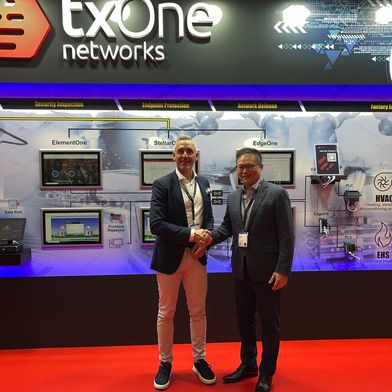 Dr. Terence Liu, CEO of TX One (right), and Steffen Winkler, CSO of the Automation business unit at Bosch Rexroth (left), at Hannover Messe 2025. (Image:TX One Networks Inc.)