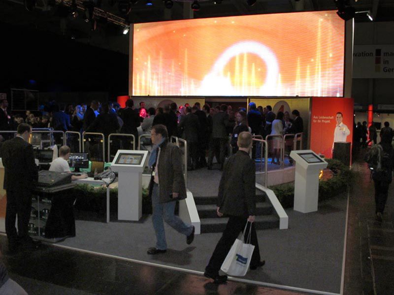 ...zumindest mit dem ernsten Messeprogramm. Natürlich gab es auch 2011 wieder die berüchtigten Standpartys und chillende Anzugträger mit Bierflasche. (Bild: ds)