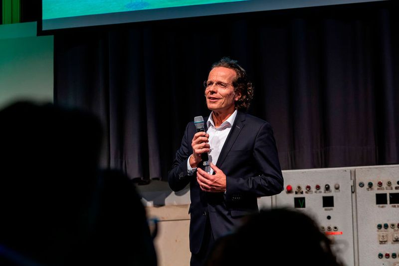 Andreas Zweier, Leiter Verkauf gebrauchte Automobile BMW und Mini, würdigte die Leistungen des Autohauses Hofmann. (Stefan Bausewein)