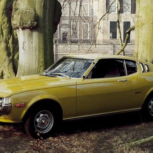 Im Herbst 1970 wurde der erste Celica auf dem japanischen Markt eingeführt. In Deutschland gab es ihn ab Herbst 1971. Die gängigste Variante war hierzuland das mit 1,6-Liter-Motor und Doppelvergaser ausgerüstete Coupé TA22, Modellbezeichnung „ST“, mit 63 kW/86 PS. Es besaß bereits ein Fünfganggetriebe – damals alles andere als selbstverständlich.(Bild:  Toyota)