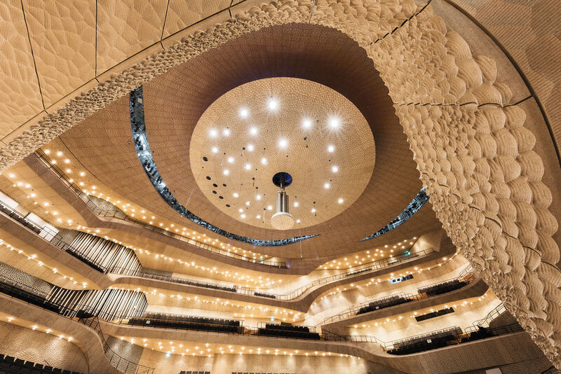 Sonderlichtlösung zur Allgemeinbeleuchtung im Konzertsaal mit rund 1200 mundgeblasenen Glaskugelleuchten. (Zumtobel)