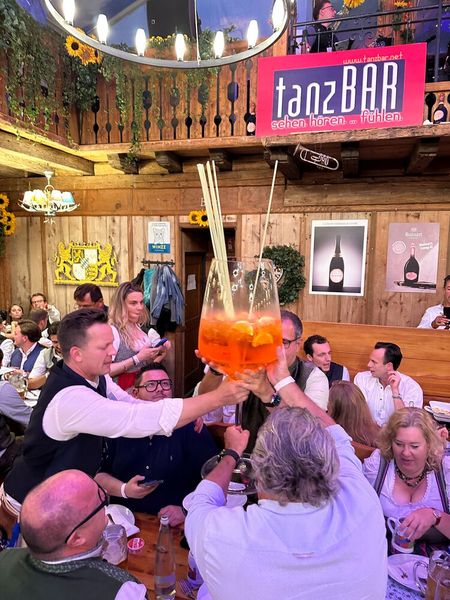 Ein kleines Glas Aperol geht immer - aber spannend, dass es an den falschen Tisch geliefert wurde. (Bild: Vogel IT-Medien GmbH)