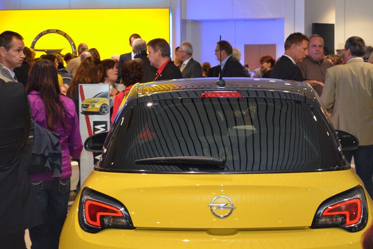 Erstmal wurde im Hauptausstellungsraum Spannung aufgebaut. (Foto: Rehberg)