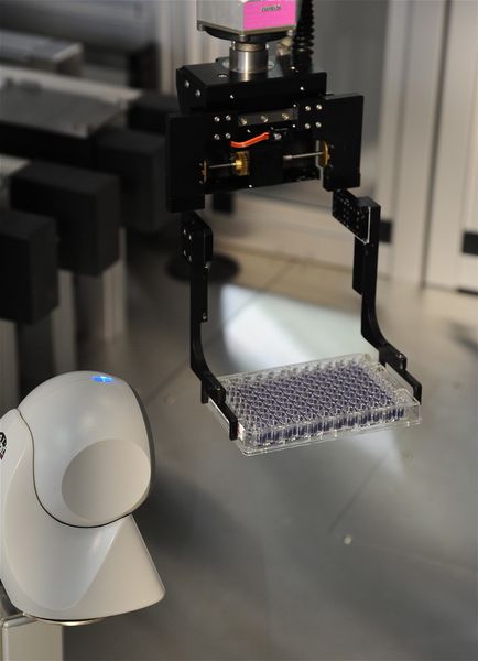 Die Bildverarbeitung erschließt sich permanent neue Anwendungsfelder wie hier beim Waferhandling. (Bild: Ralf Högel)