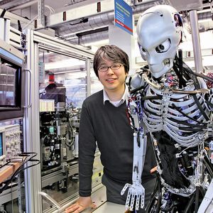 Prof. Kei Okada mit Kenshiro bei der Maxon Motor AG in der Schweiz.