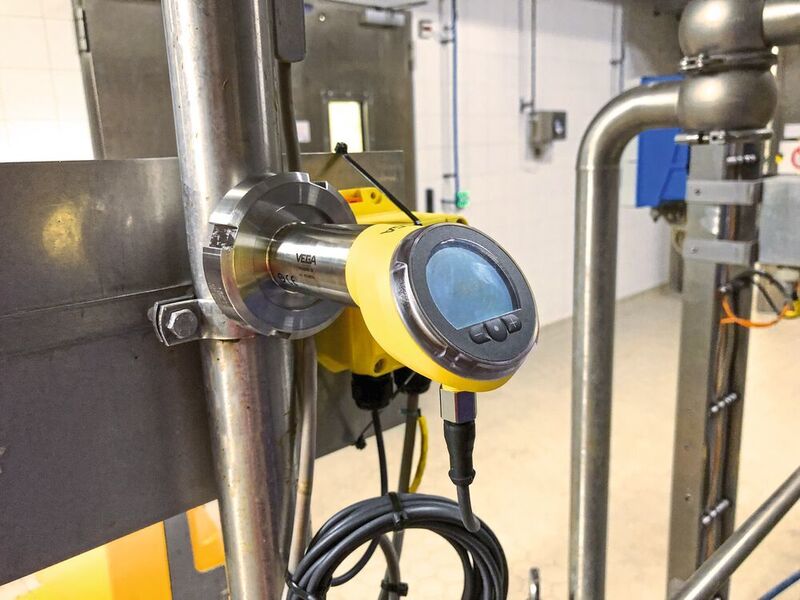 Der Vegabar 38 meldet jeden Druckanstieg in der Emulsionsleitung rechtzeitig, sodass der Filter gereinigt, auf diese Weise für einen ausreichenden Durchfluss gesorgt und die Pumpe geschützt werden kann. (Vega)