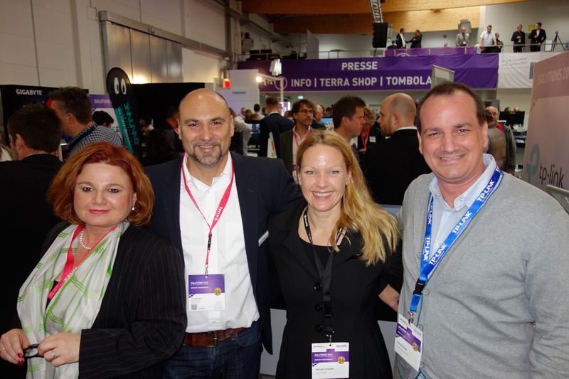 (v. l.) Ufo Follmeier, comTeam, Marcus Knickmeier, TP-Link, Hannah Lamotte, IT-BUSINESS, und Patrick Seuser, TP-Link. (Bild: IT-BUSINESS)