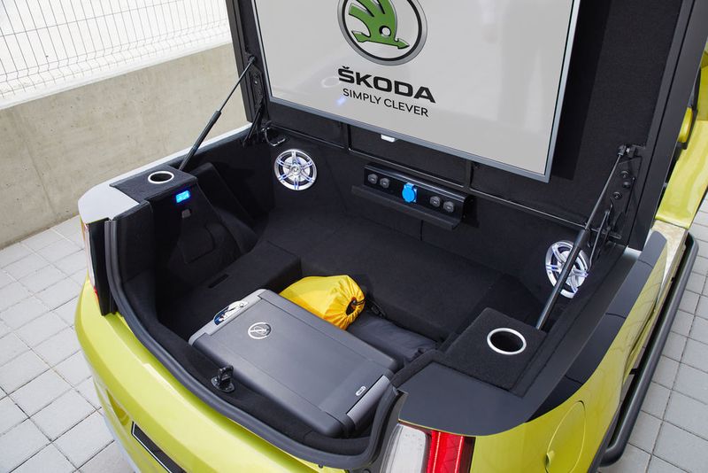 Unter den Solarzellen findet der Kofferraum Platz. (Skoda)