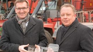 DB-IS-Geschäftsführer Michael Heinemann nimmt den Schlüssel für das 60. Kalmar-Großgerät von Thomas Koskimaa, Geschäftsführer Cargotec Germany GmbH, entgegen (v.l.). (Bild: DB INtermodal Services)