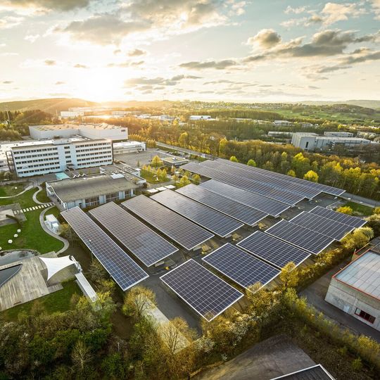 Auf dem Weg Richtung emissionsneutraler Produktion: Der ABB-Standort Lüdenscheid zeigt, wie sich Energieerzeugung, Verbrauch und Energiemanagement intelligent verknüpfen lassen.(Bild:  ABB AG)