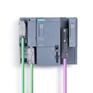Die Steuerung der modular aufgebauten ET 200SP besitzt standardmäßig drei Profinet-Schnittstellen. Für den Profibus gibt es ein Erweiterungsmodul, das als Master bis zu 125 Slaves kommunikationstechnisch anbinden kann.