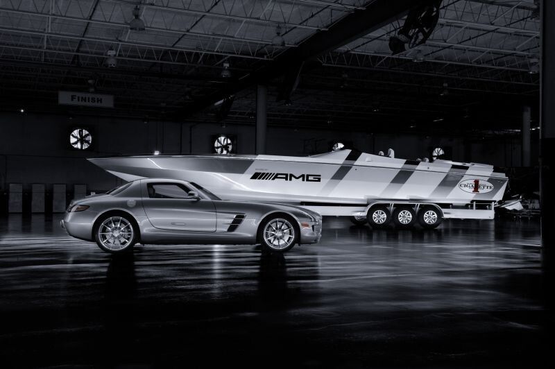 Kooperation Mercedes-AMG und Cigarette Racing: Der „46’ Rider Inspired by AMG“: Technologie, Design und Ausstattung orientierten sich stark am Flügeltürer SLS AMG. (Daimler)