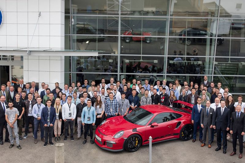 Die Hahn-Gruppe empfing 86 neue Lehrlinge und deren Eltern am Firmensitz in Fellbach. (Hahn-Gruppe)