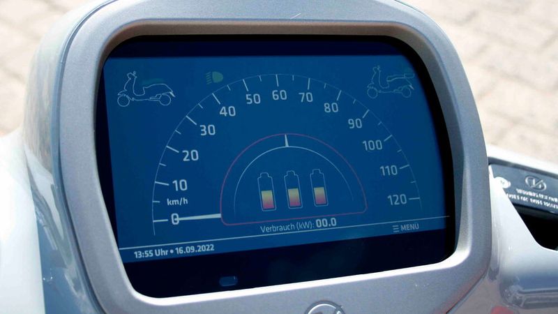 Imposant ist das große 7-Zoll-Farbdisplay mit Touchfunktion. (Bild: SP-X/Mario Hommen)