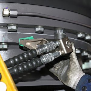 Der von Volvo eingesetzte, kompakte Rapid-Torc-Schrauber schafft bis zu 1816 Nm. Der integrierte Gegenhalter (mit seinem bauteilschonenden grünen Kunststoffschutz) fängt die Reaktionsmomente ab.