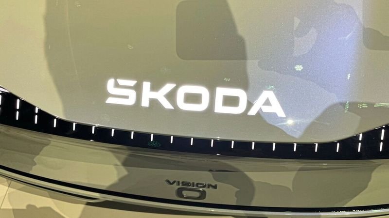 Das vom Elroq und dem neuen Enyaq bekannte „Tech-Deck-Face“, sprich die Optik der Frontpartie, ist im Vision O ebenfalls umgesetzt. (Bild: Grimm – VCG)