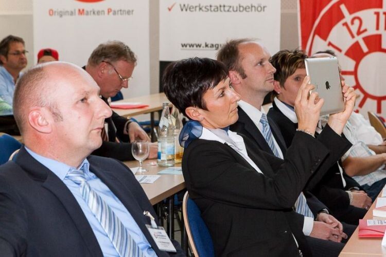 Andrea Niedermayer schießt Fotos von der Preisverleihung. (Foto: Bausewein)