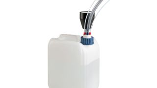 Mithilfe der Safety-Waste-Caps lassen sich Lösungsmitteldämpfe sicher am Sammelbehälter blockieren. (Bild: Scat Europe)