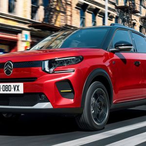 Aus dem klassischen Kleinwagen wird ein kompaktes, stämmiges Mini-SUV mit ultrakurzen Überhängen und drei Zentimeter höherer Bodenfreiheit als bisher.(Bild:  Citroen)