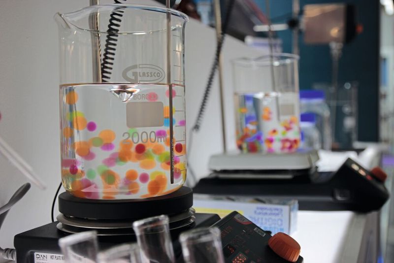 Richtig in Szene gesetzt, wird ein einfaches Becherglas auf einer Rührplatte fast zu Laborkunst. (Bild: VCG – C. Lüttmann)