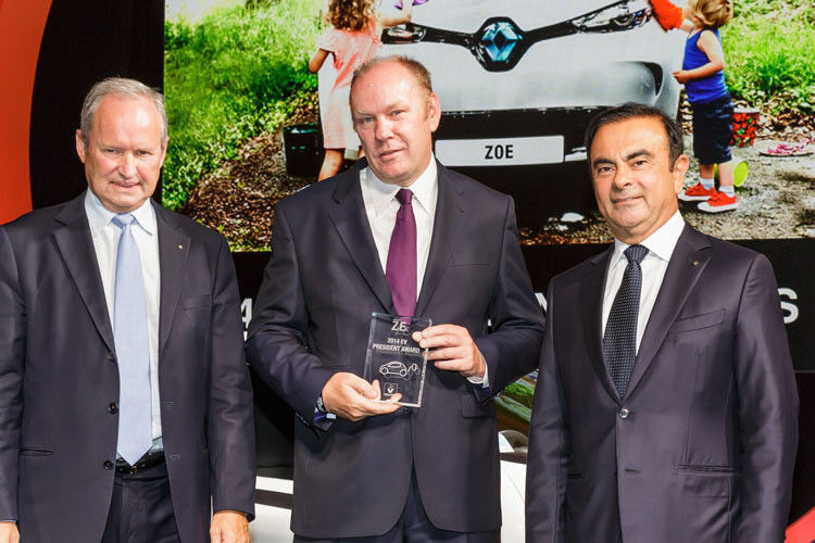 Ausgezeichnet als einer der besten Renault-Partner für Elektrofahrzeuge: Vorstand Jérôme Stoll (li.) und Renault-Chef Carlos Ghosn (re.) gratulieren Thomas Pilling, Geschäftsführer RRG Hamburg. (Foto: Renault)